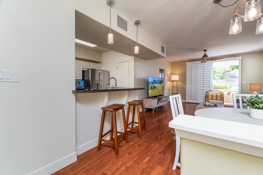 Highlighting the breakfast bar of the kitchen for quick meals or entertainment.