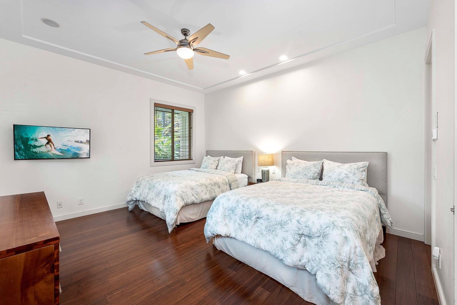 Guest bedroom with 2 Queen beds.