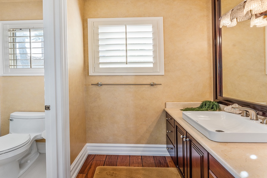 Ensuite bath with wide vanity space