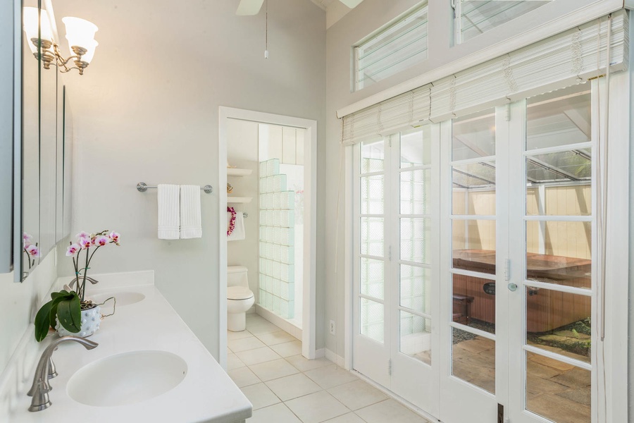 Spacious and elegant en suite primary bath