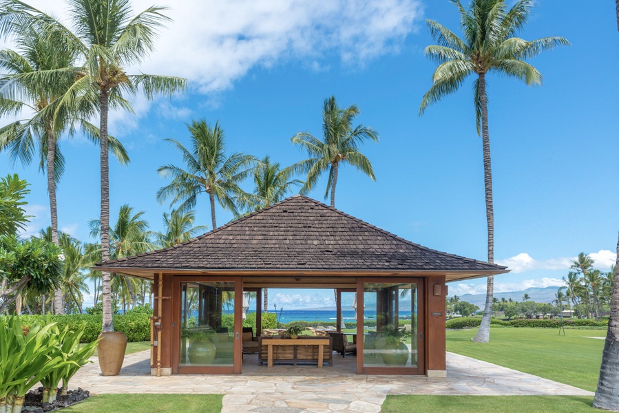 Pauoa Beach Club offers a welcoming concierge desk and relaxing shaded lounge