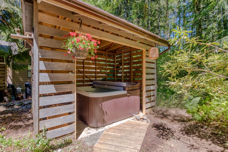 Cozy covered Hot Tub