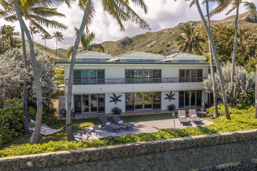 he superb location of this villa enables quick and easy access to some of the most beautiful destinations on the island. Located in Kailua’s desirable neighborhood of Lanikai, you are close to historic downtown Kailua where there are a number of entertainm