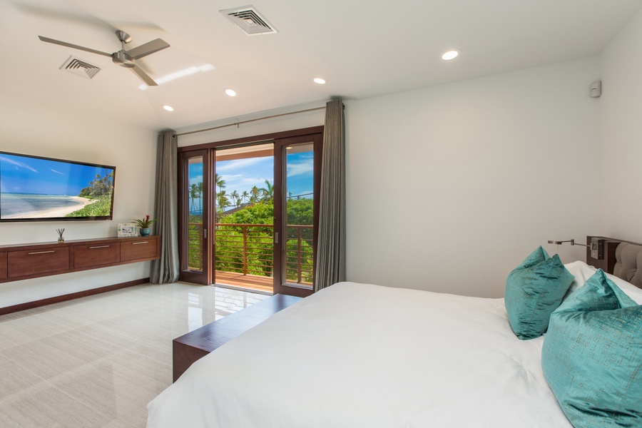 Airy guest room with sliding doors and modern design—ideal for a restful night’s sleep.