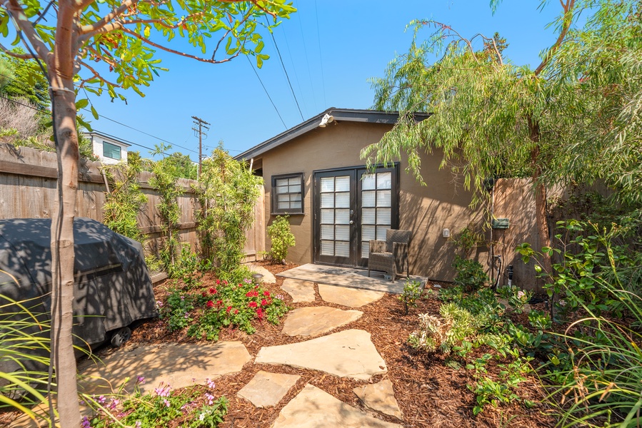 Seashore Studio is charming studio perfect for couples or small families looking for a peaceful retreat.