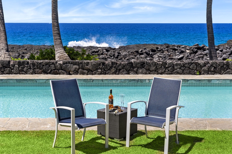 Sip cocktails while the waves crash on the lava rocks just beyond the lawn.