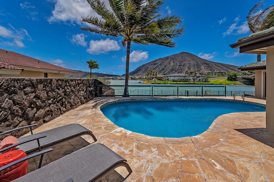 Lounge by the pool with beautiful marina and Koko Crater views!