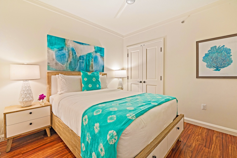 Guest room at Honua Kai Konea 206 with bright décor and relaxing beachy feel.