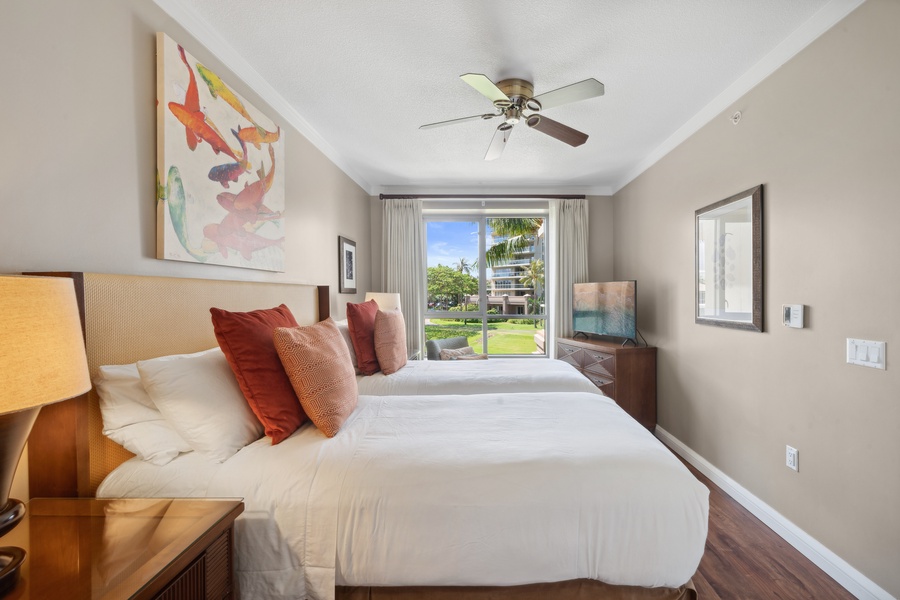 Twin configuration or king—Honua Kai Konea 204’s guest room adapts to your group’s comfort needs.