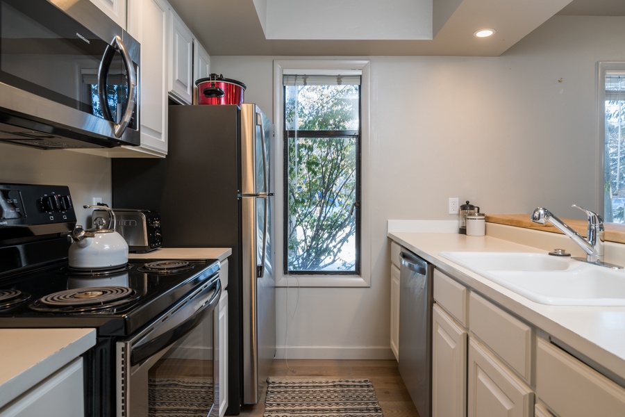 Fully equipped kitchen for all your cooking needs, a pull-up bar, a dining nook, smart tv, and a fireplace.
