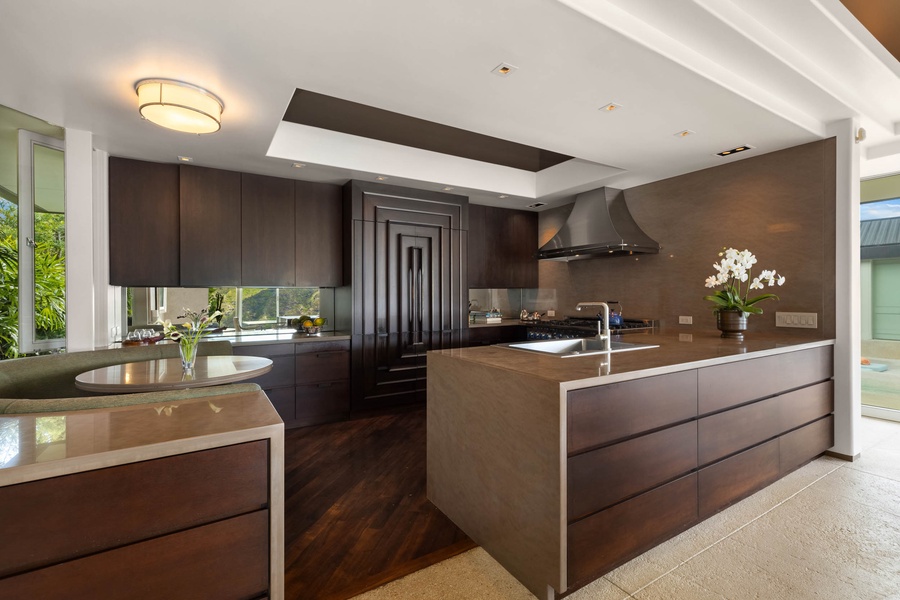 Experience modern elegance paired with functionality in this kitchen, where culinary dreams come to life.