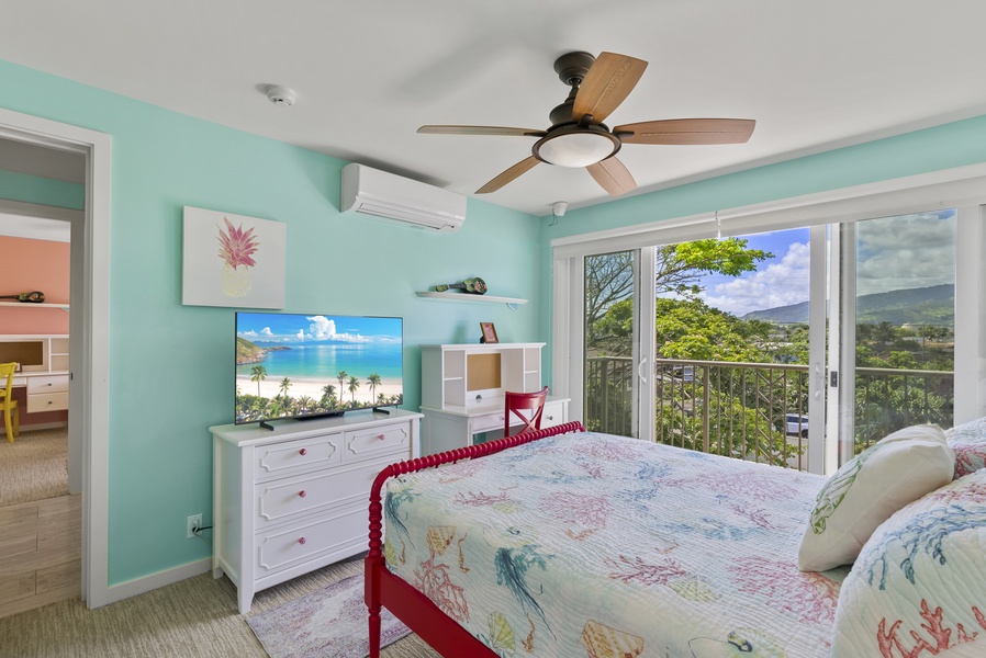 Queen bed in second guest bedroom