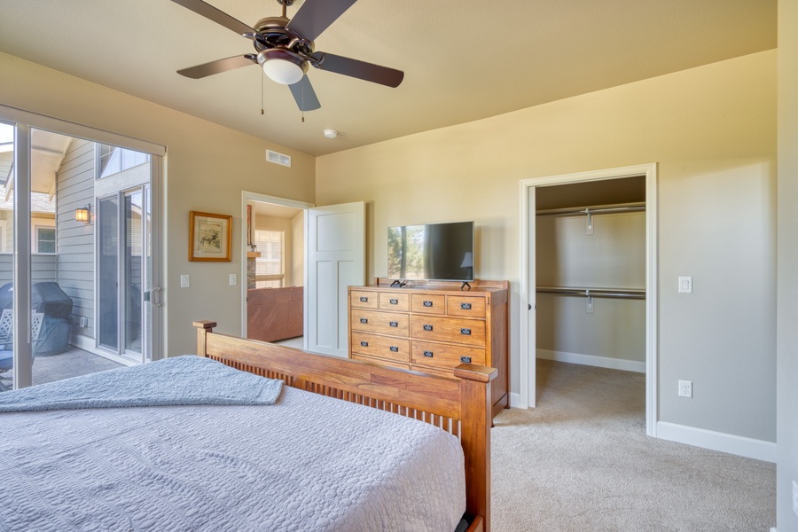 The primary bedroom also features a spacious walk-in closet, providing ample storage space for your belongings and ensuring a clutter-free stay