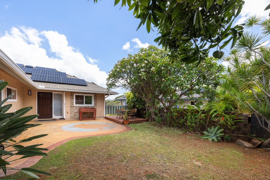 Enjoy a spacious backyard framed by tropical trees and mountain views—ideal for lawn games, yoga, or an afternoon picnic.