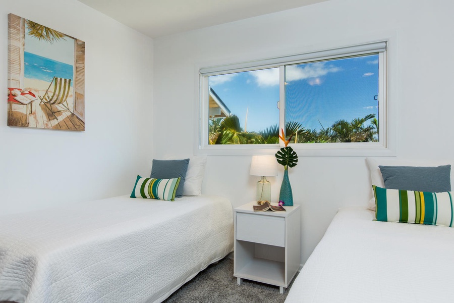 Bedroom 2, Twin bedroom with views of Koko Head.