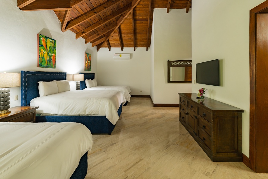 Sleep comfortably in the guest bedroom.