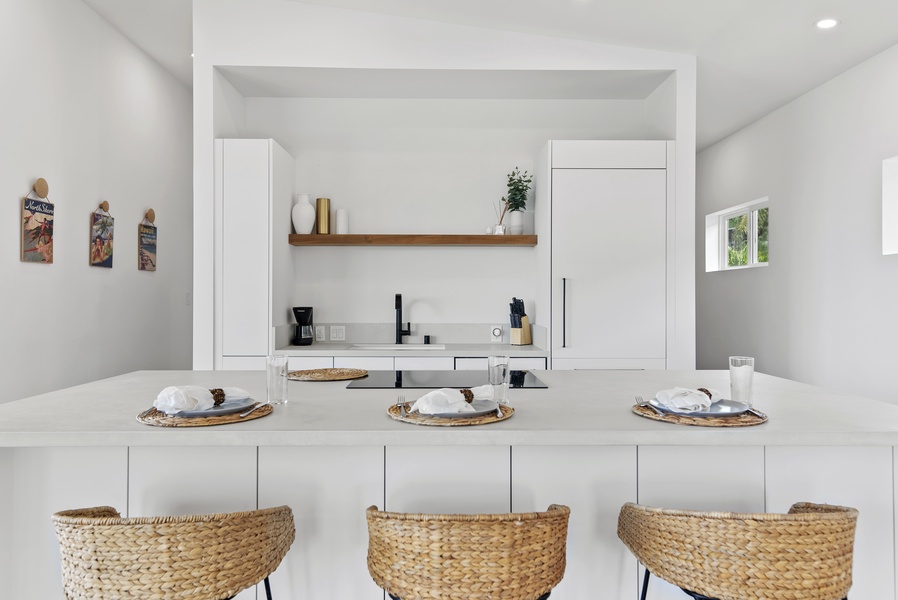 Bright and modern kitchen, perfect for cooking and gathering unforgettable memories.