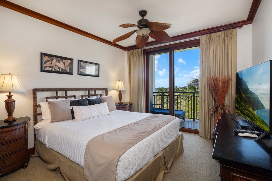 The spacious primary guest bedroom with a king bed and access to the lanai.