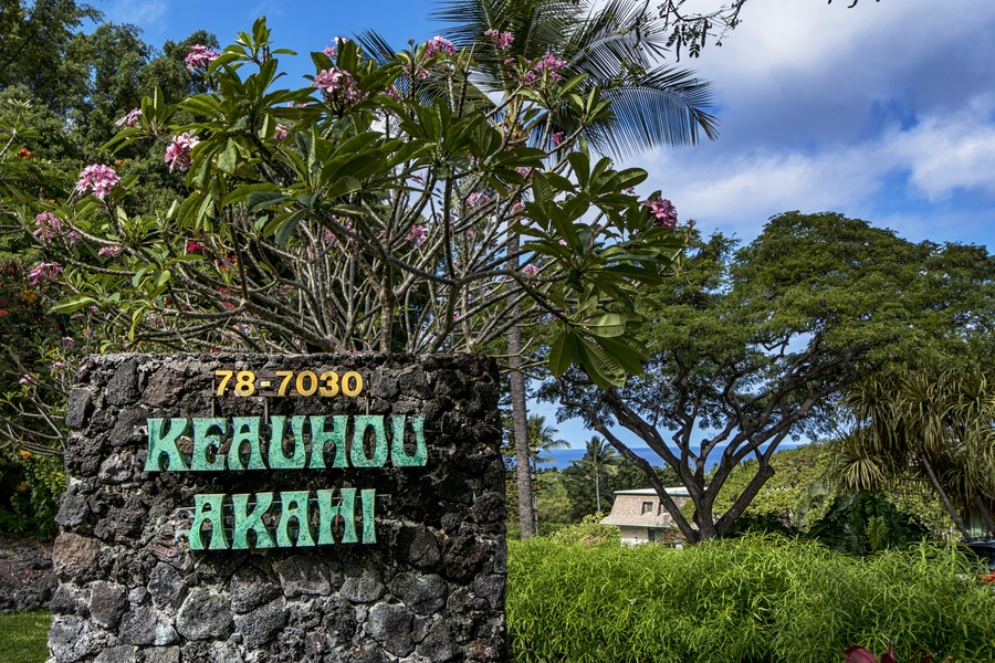 Keauhou Akahi Sign to welcome you to this slice of Paradise!