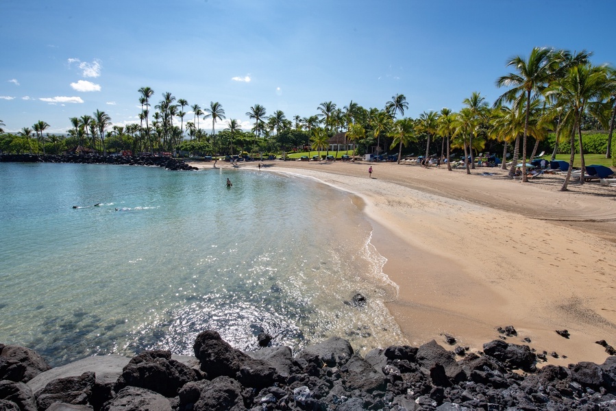 Enjoy convenient access to the Mauna Lani Beach Club, with beach lounge chairs, Napua Restaurant, excellent snorkelling, and ocean gear rentals. A key card is included with your rental for entry and parking in the private parking area.