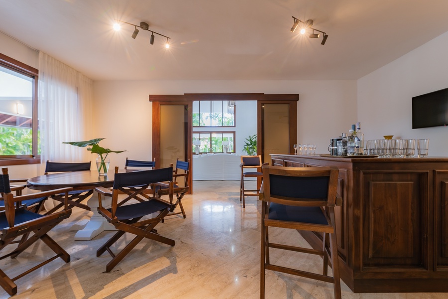 Comfortable and stylish bar area, ideal for enjoying a drink and good company.
