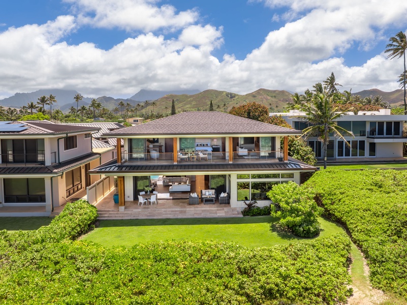 Welcome home to your luxurious Kailua beachfront property.