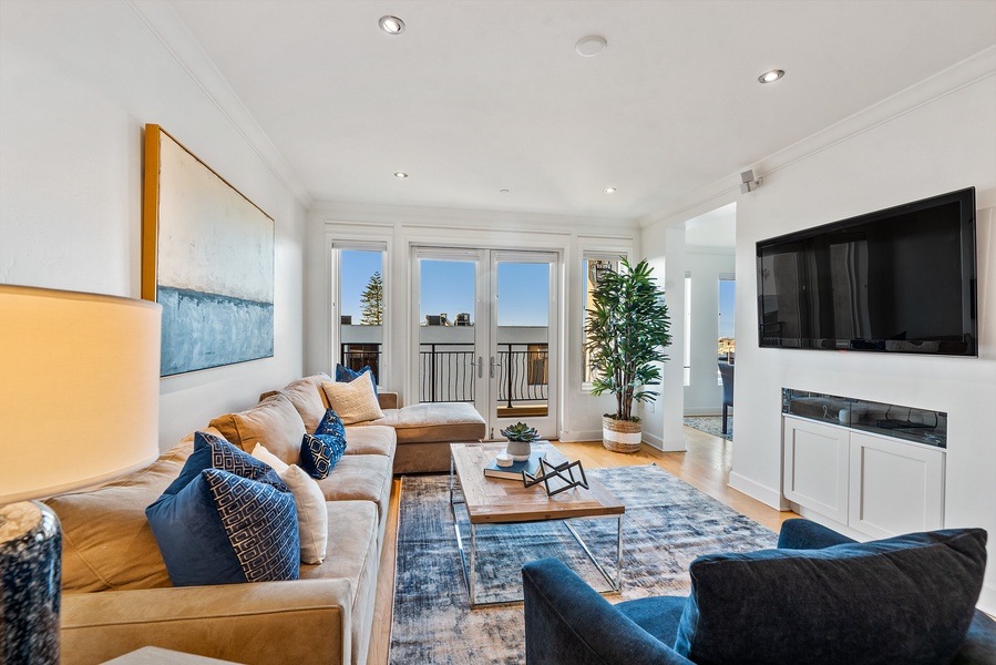 This beautifully remodeled 3 bedroom / 3.5 bath condo in the center of the Village is walking distance to all La Jolla's elite shops and restaurants and steps from La Jolla's own Farmer's Market