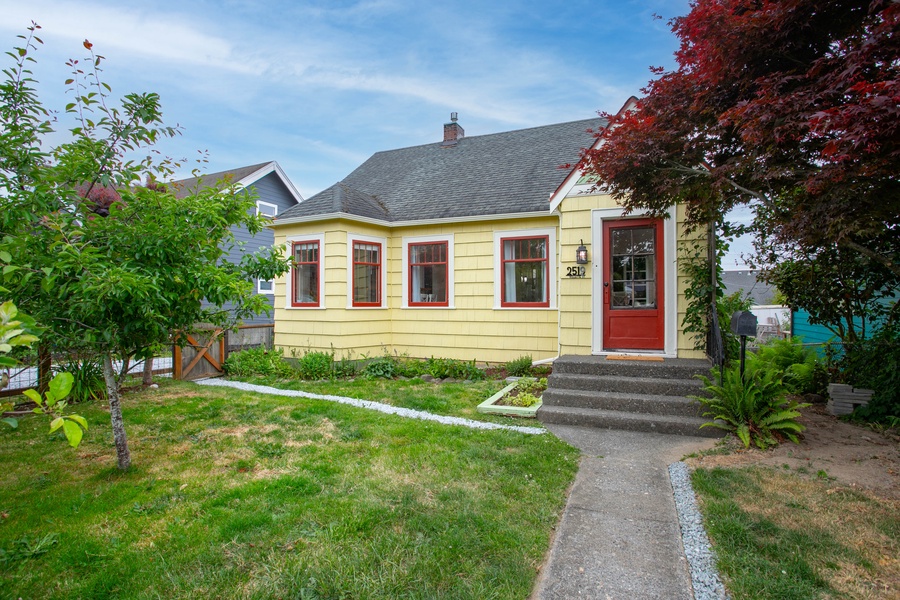 Classic charm meets walkable convenience at this cozy Bellingham home—just minutes from downtown, trails, and local favorites.