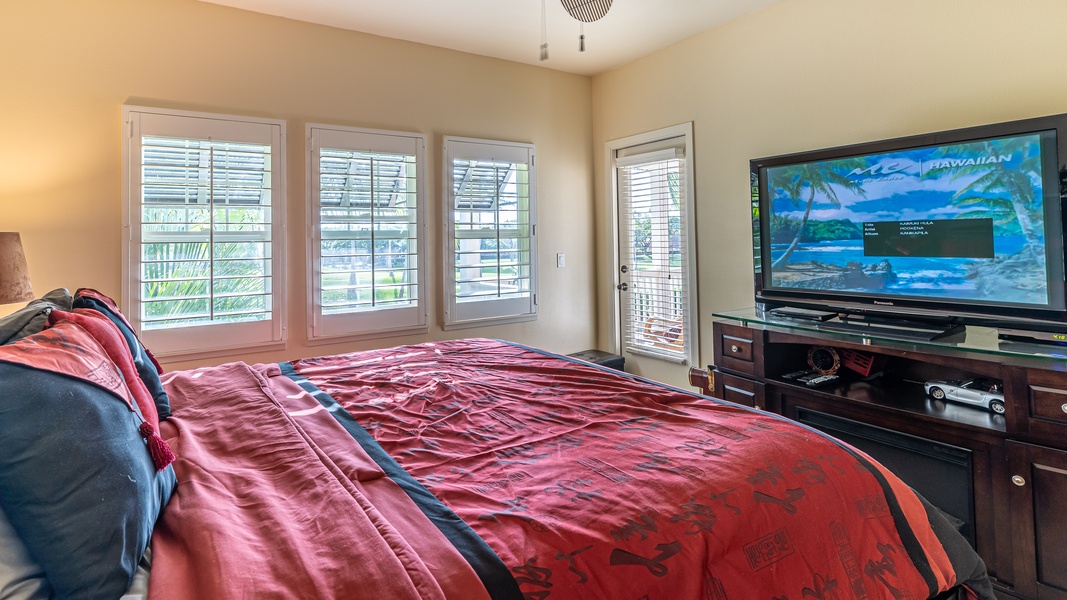 The primary guest bedroom with direct access to the lanai.