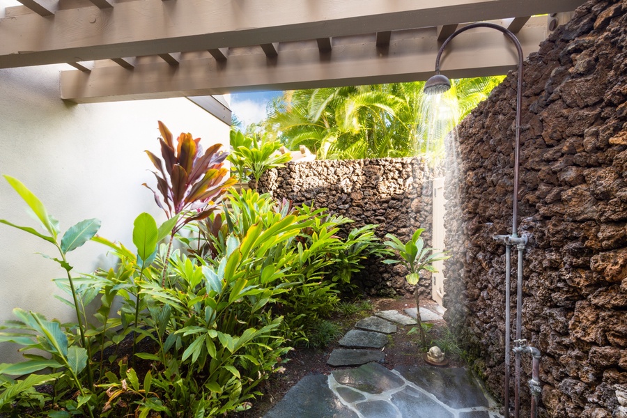 Lush outdoor shower garden - a true tropical treat!