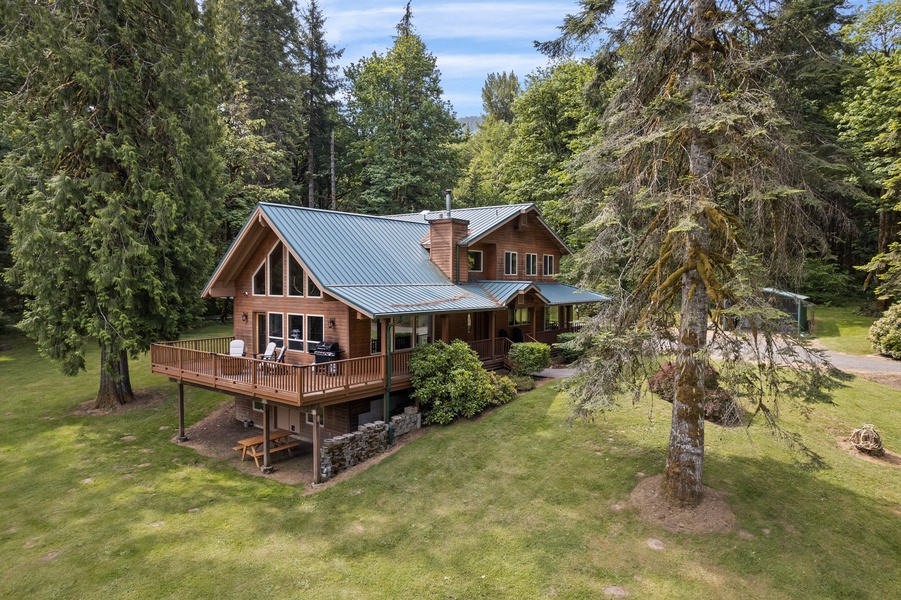 A grand and luxurious 4-bedroom, 3.5-bathroom home nestled on 10 acres of woodland in the picturesque nature of Mount Hood
