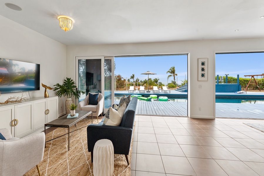 From the entry, welcome the view of the ocean, Mission Bay, Sea World and your own private oasis.
