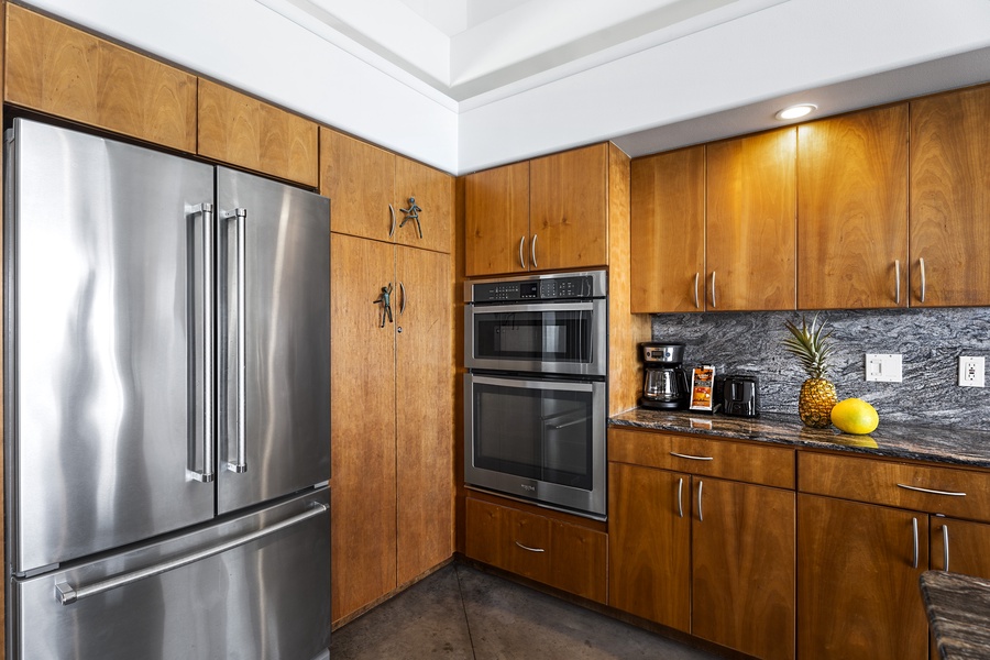 Stainless appliances throughout
