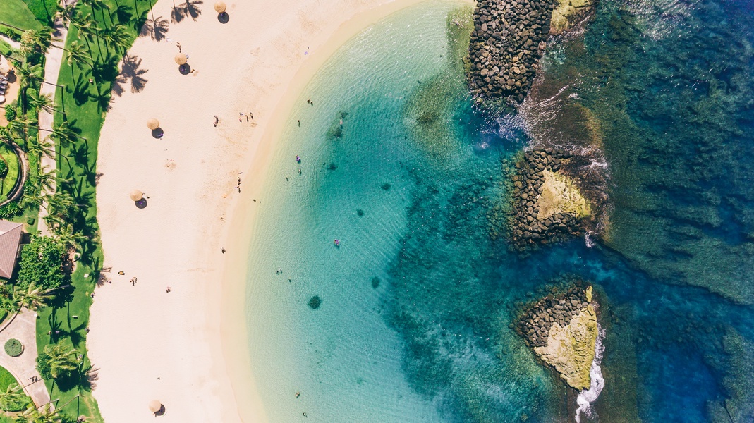 A photo of Honu Lagoon taken from directly above.