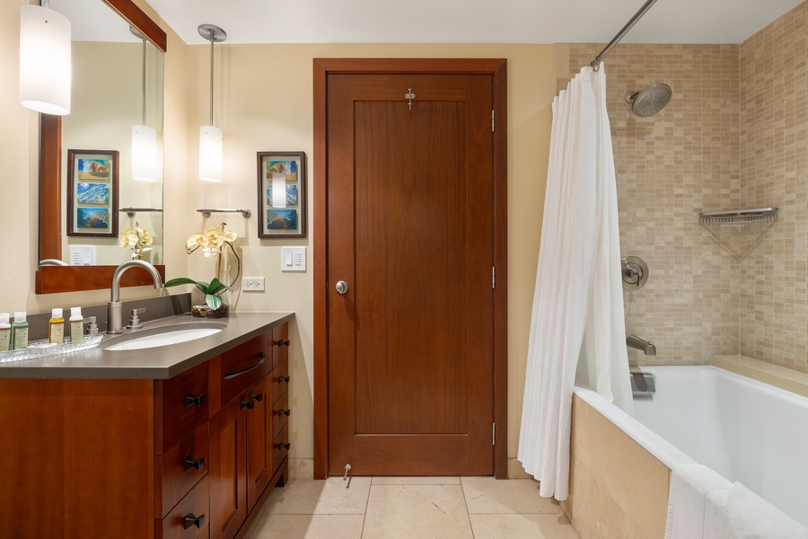 Island vibes in the second shared bathroom with a shower/tub combo.