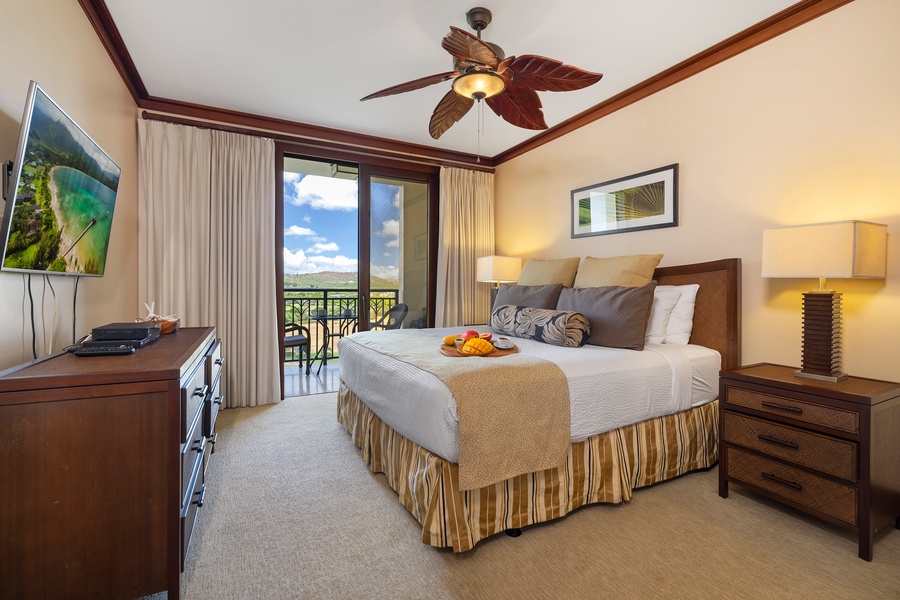 The primary suite features king bed and private lanai.