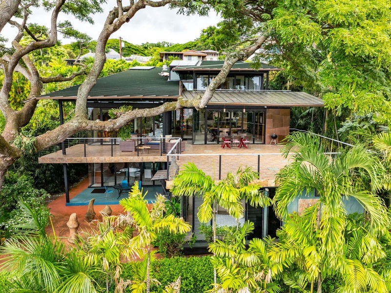 Enjoy the perfect blend of privacy and nature in this secluded luxury rainforest retreat: Tantalus Glass House