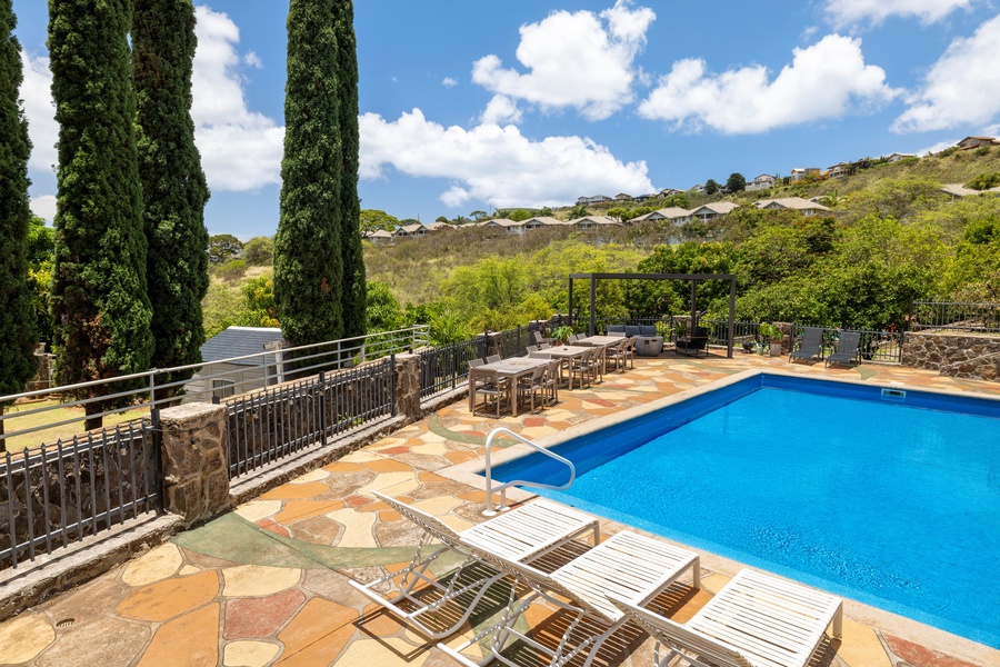 Unwind poolside with loungers overlooking the Pacific—an idyllic setup for reading, sunbathing, or catching the afternoon breeze.