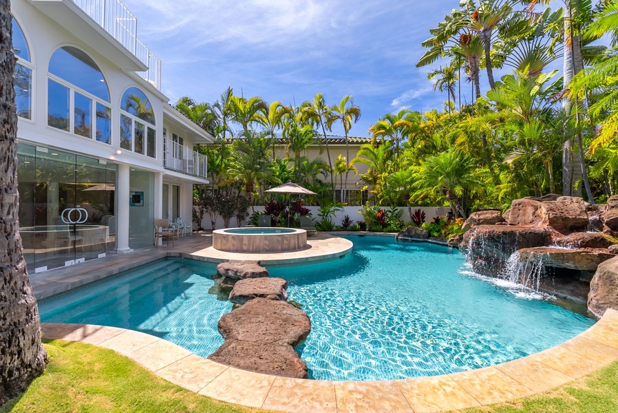 Resort-style pool with rock features and a built-in spa, offering a luxurious outdoor retreat.