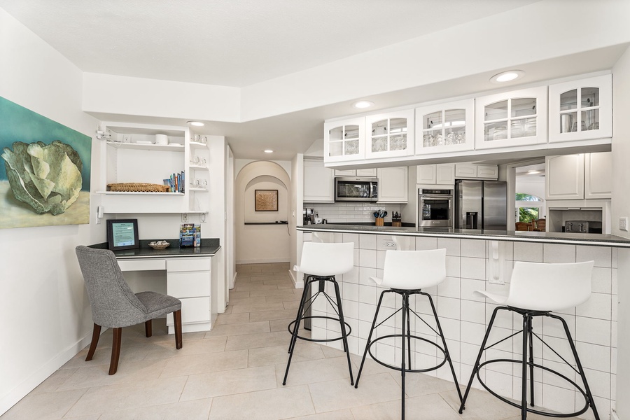 Modern appliances, a breakfast bar, and a cozy work nook—perfect for vacation meal prep and planning.