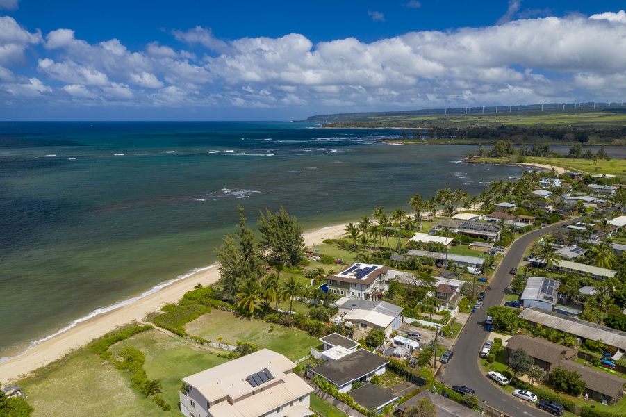 Also convenient to grocery stores and farmers' markets, Kala`iku is only a 10-minute drive from the Beach House restaurant and Haleiwa Joe's bar