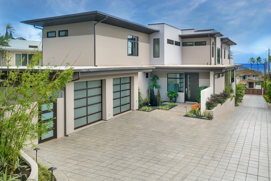 Entry and 2 garages at Diamond Head Grandeur