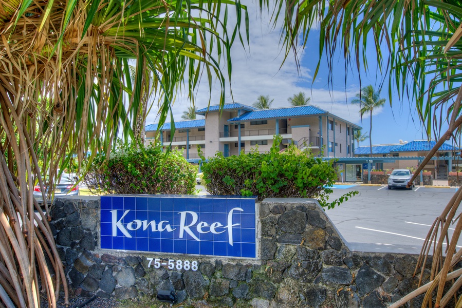 KONA REEF- Oceanfront Complex within Walking Distance of Town.