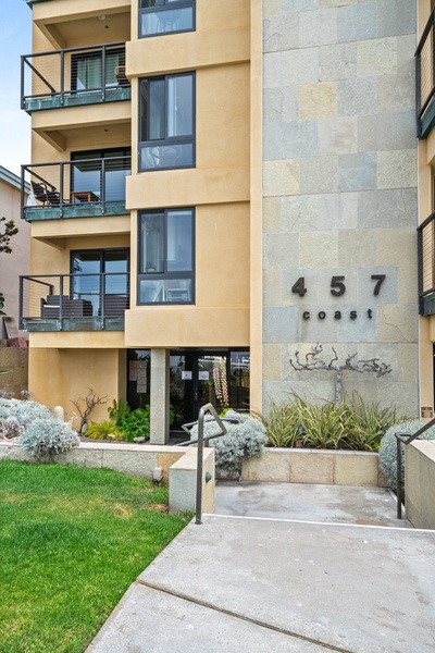 Charming coastal condo building just steps from La Jolla’s stunning shoreline.