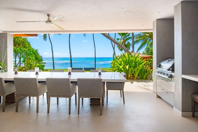 Dine alfresco by the sea—this oceanfront lanai turns every meal into a sunset event.