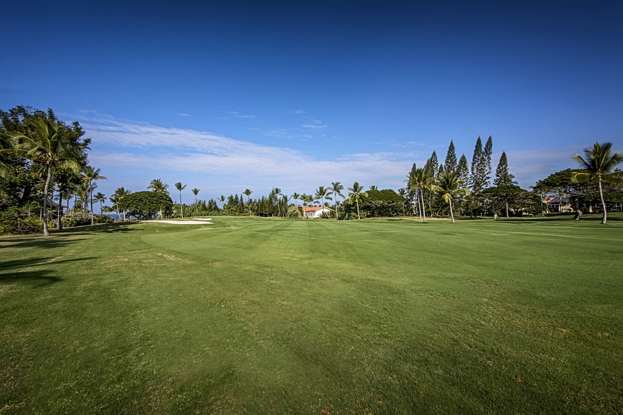 In addition to 1,600 acres of tropical landscaping overlooking Keauhou Bay, this property has golf course views, two resurfaced tennis courts and three sparkling ocean-facing swimming pools for your maximum enjoyment.
