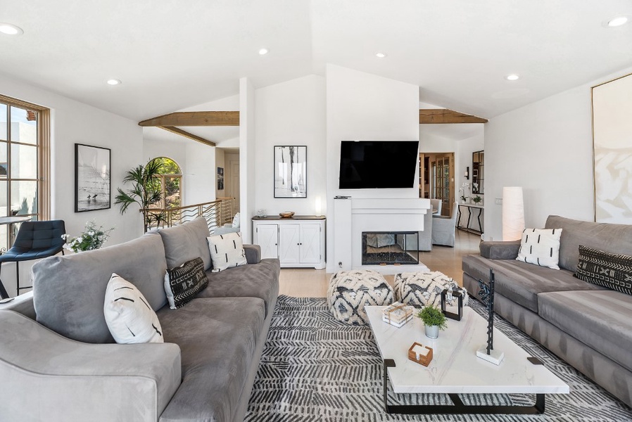 Large flat screen smart TV,  modern glass fireplace, lots of comfortable seating and amazing ocean views all make this home luxuriously inviting