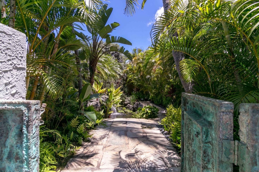 Road to Hale Ola surrounded by vegetation in true Hawaiian style