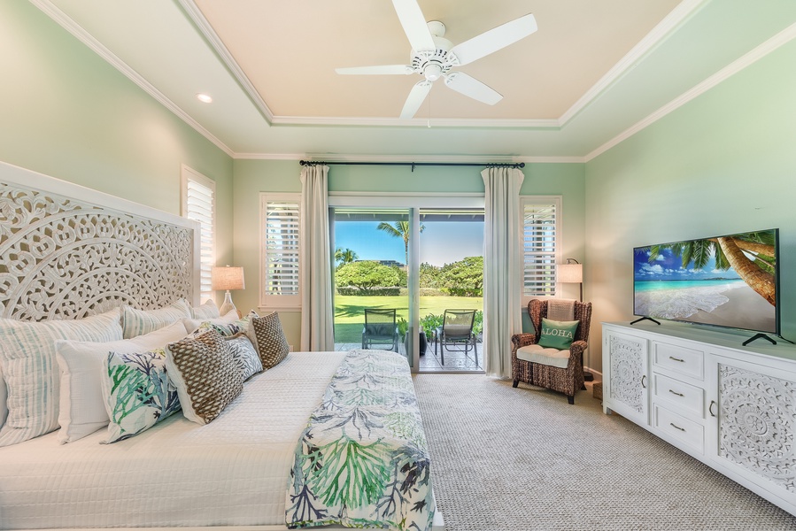 Primary bedroom with King-Size Bed, Smart TV and private Lanai