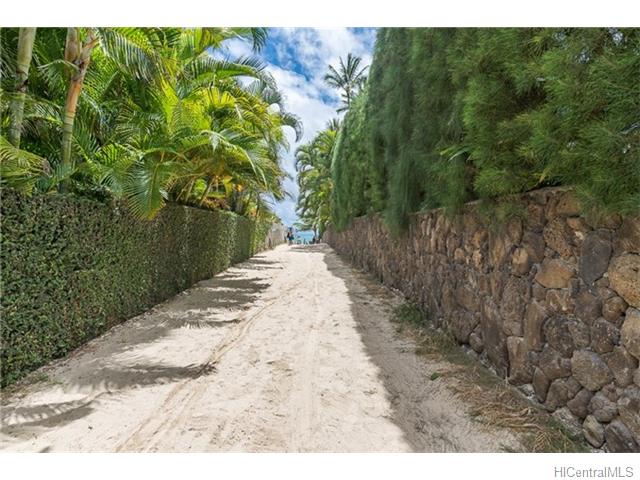 Short walk to access the turquoise seas and white sand beach of Lanikai.